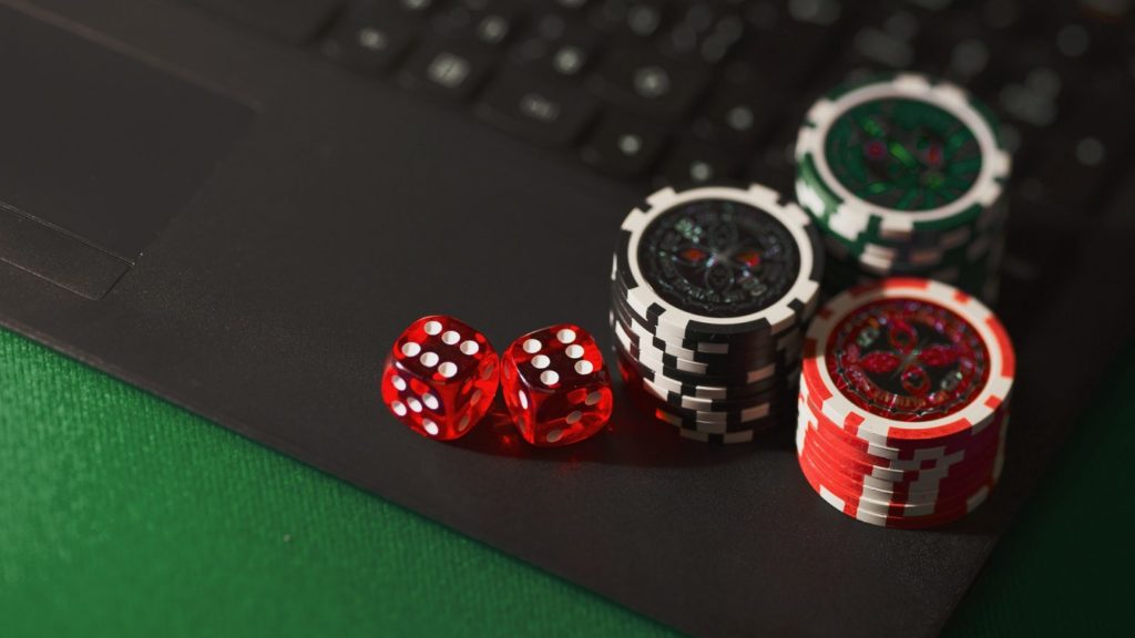 Beim E-Sport können manchmal auch die Poker-Chips entscheiden